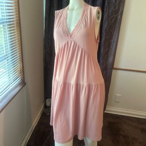 Laundry By Shelli Segal Dresses & Skirts - Laundry by Shelli Segal Salmon V-neck sleeveless tiered dress, size L